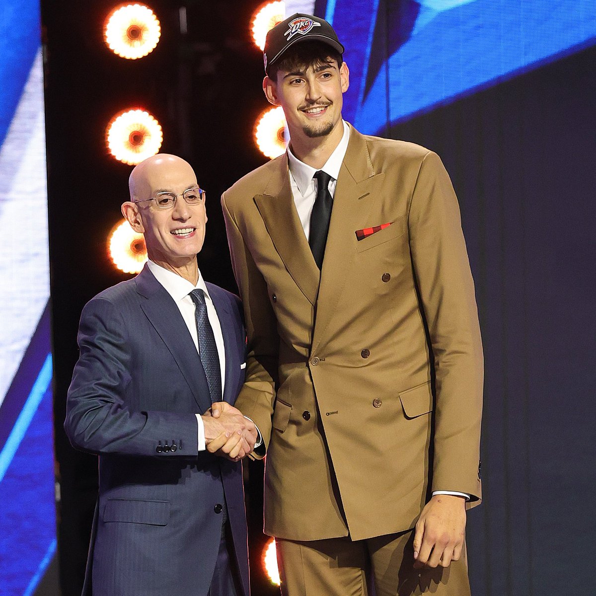 drafteados's tweet photo. Hace un año y medio no jugaba.

No estaba en los mock drafts.

No estaba claro que fuera a tener hueco en la NBA.

Hoy es nuevo jugador de OKC Thunder.
Uno de los mejores equipos NBA.

Mucho trabajo detrás. Un tipo fantástico que ha sabido esperar su momento.

Enhorabuena, Aday❤️ https://t.co/V9foj2I3oB