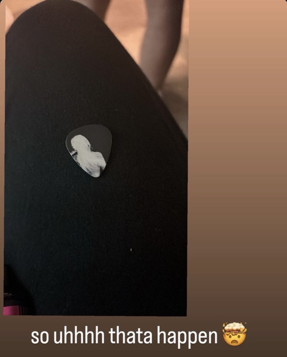 lilann22's tweet photo. @dear_angel_lacy Great now what do I do with the guitar pick Greg personally gave to me after I was the only one at barricade not on my phone and blew him a kiss at their concert last year 💔💔 https://t.co/89trZE9ZbS