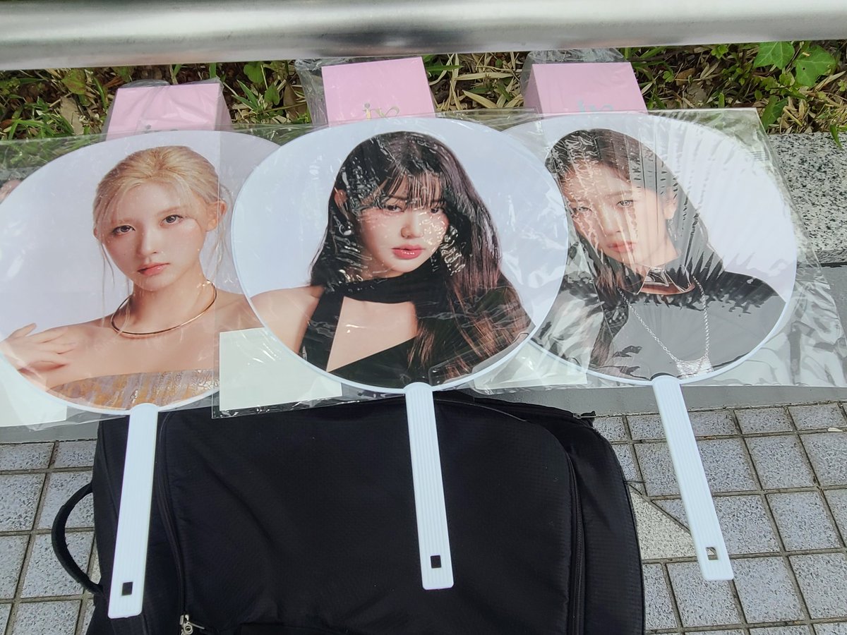 doumosuimasu's tweet photo. ガウル売。切れ
IVE グッズ 代行 東京ドーム
いまグッズ列長いです

ライトスティックver.2(未使用、電池付き)+うちわのセット

定価+300円(お釣りの要らない)1万円でお譲りします。ペンラ付属のトレカは付きません

うちわはウォニョン、レイの各先着1セットのみです

交換 チケット 団扇 ペンライト https://t.co/0BdQkhCfjB