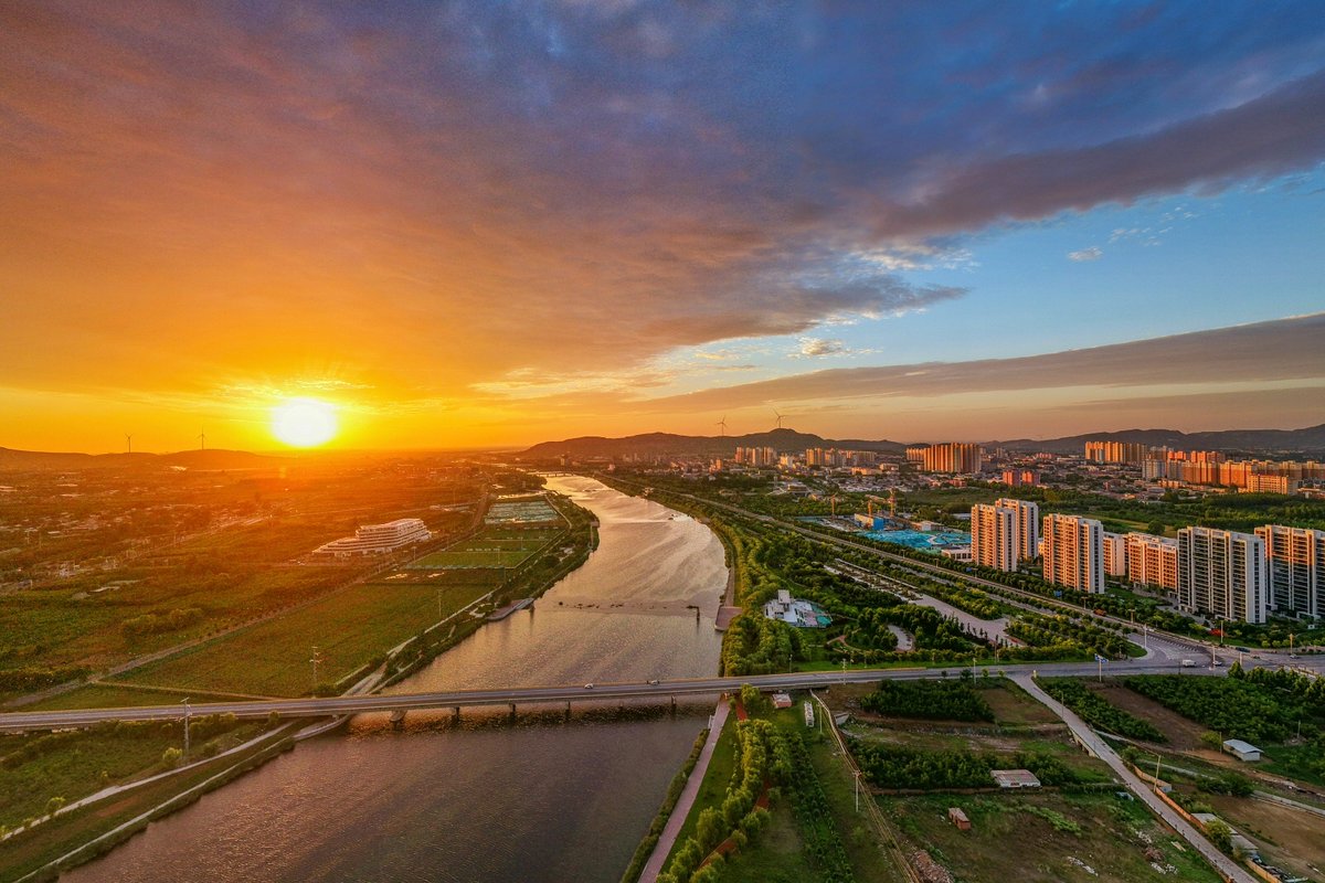 Shijiazhuangicc's tweet photo. 晨光轻洒石家庄���河，两岸青绿绵延，温柔又治愈~
Soft dawn light spills over Shijiazhuang’s Huai River, with stretches of lush green lining both banks, gentle and soothing.
#HuaiRiverShijiazhuang #DawnView #RiverScenery #MorningVibes #ShijiazhuangScenery #NatureBeauty https://t.co/NqThTPEW7Q