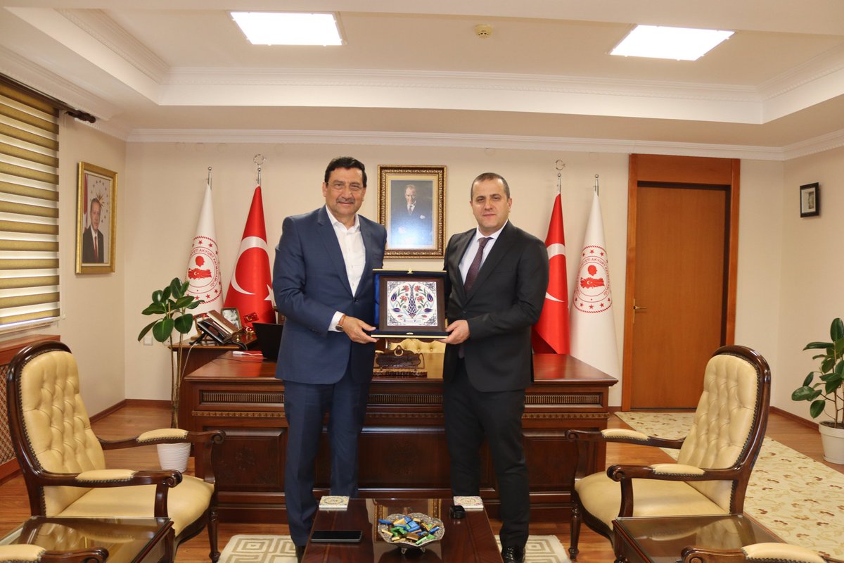kbbmustafaak's tweet photo. Akyurt Kaymakamı okulumuz mezunu Sn. Hamit Genç'i Siyasal Vakfi olarak makamında ziyaret ettik. Misafirperverlikleri için teşekkür ederiz. https://t.co/1MD3HfvYLU