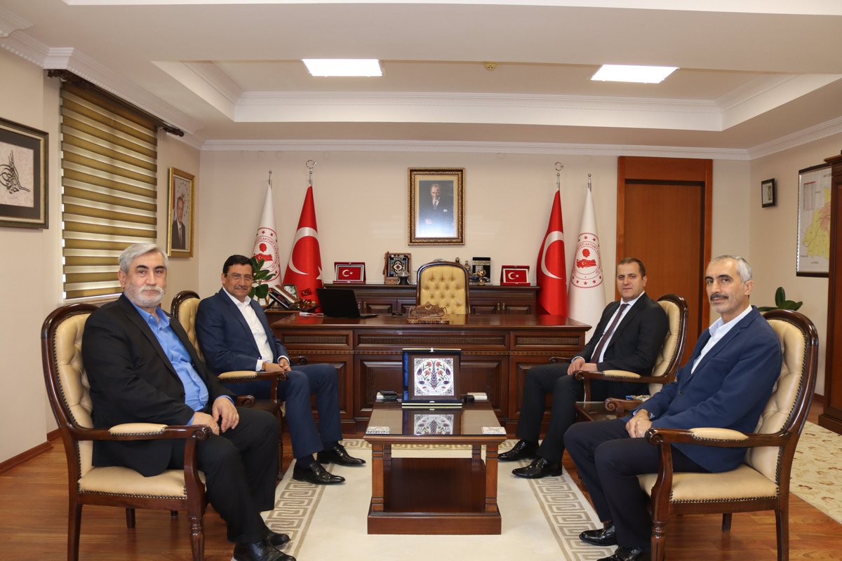 kbbmustafaak's tweet photo. Akyurt Kaymakamı okulumuz mezunu Sn. Hamit Genç'i Siyasal Vakfi olarak makamında ziyaret ettik. Misafirperverlikleri için teşekkür ederiz. https://t.co/1MD3HfvYLU