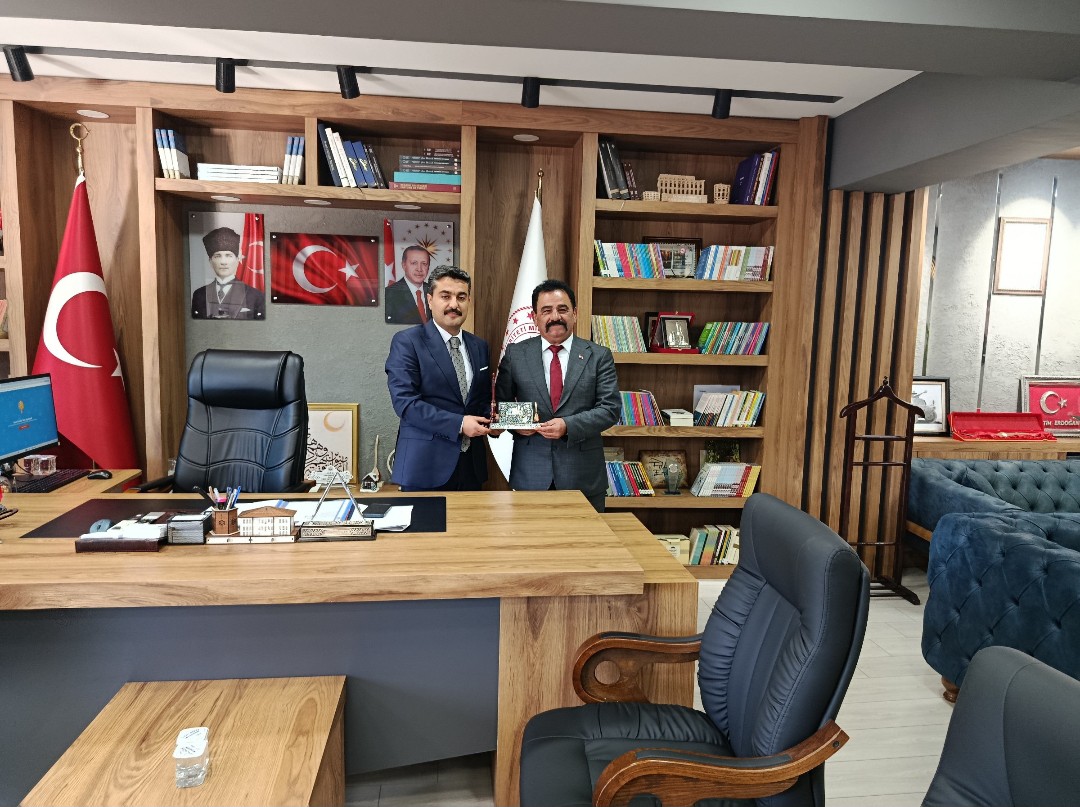 sivasmem's tweet photo. Ulaştırma ve Demiryolu Sendika Genel Başkanı Abdullah Peker, Millî Eğitim Müdürümüz Fatih Erdoğan'ı ziyaret etti.

@tcmeb 
@Yusuf__Tekin 
@valisimsek 
@erdogan_fatih66 https://t.co/Mkf7rqrffy