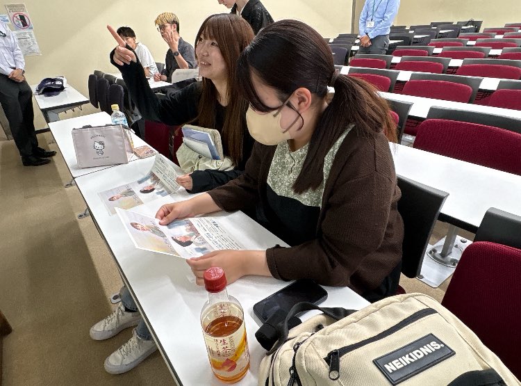 official_manma's tweet photo. 千葉商科大学・麗澤大学にて『まつどDE子育て一日体験プログラム』の説明会を行いました❣️

去年も19件の家族留学を実施した本プログラム。

松戸での子育てを実際に見て考えてみませんか？

🌟『まつどDE子育て一日体験プログラム』とは？🌟
https://t.co/TKJWy2H55X https://t.co/ESeHWZcYRJ