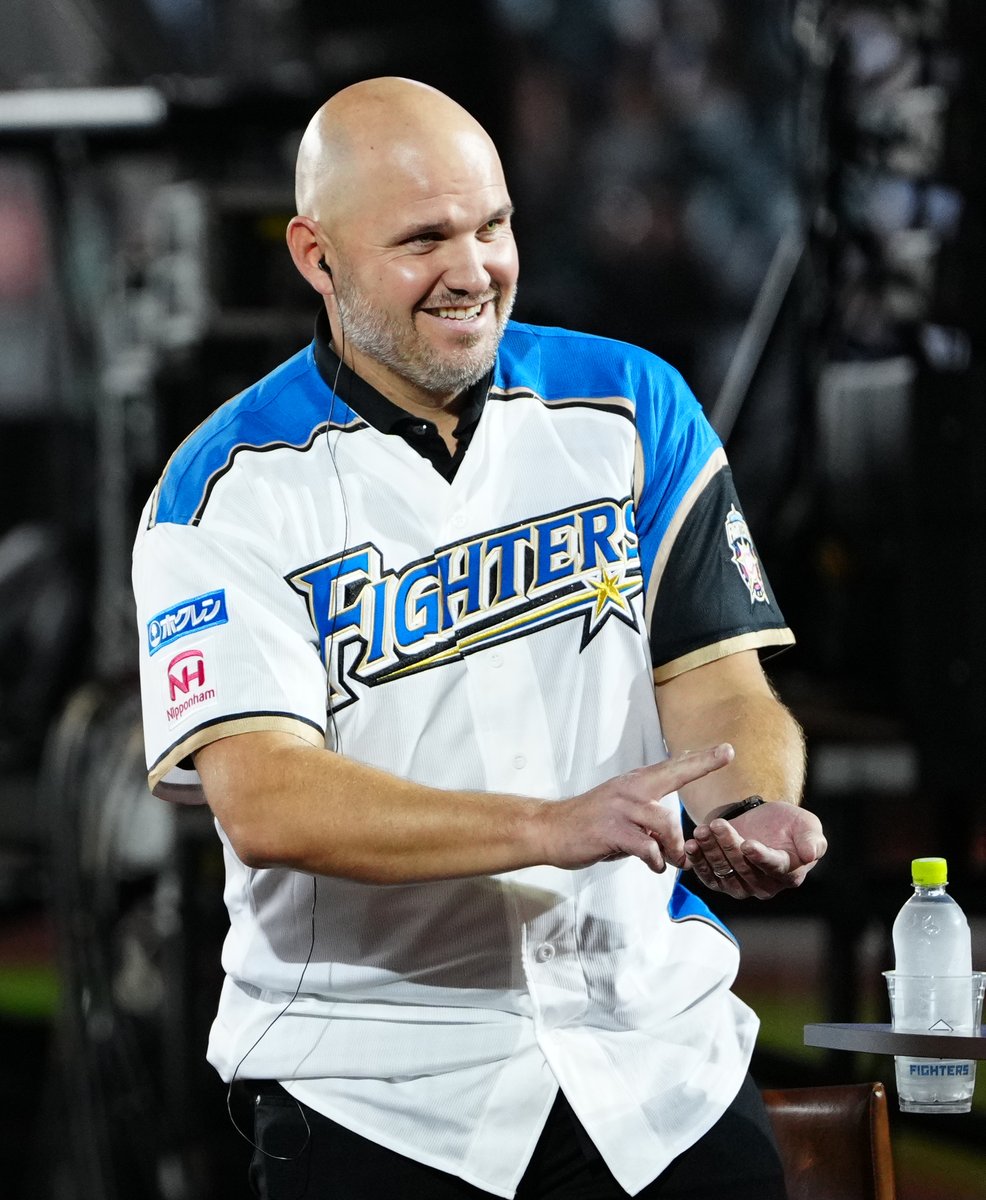 SnFighters's tweet photo. 試合後に行われたレジェンドOBのトークショーを盛り上げる ＃中田翔氏 ＃増井浩俊氏  ＃ブランドン・レアード氏　久しぶりに ＃[「すしポーズ」を披露する ＃レアード氏  #lovefighters https://t.co/cD5933wUuw