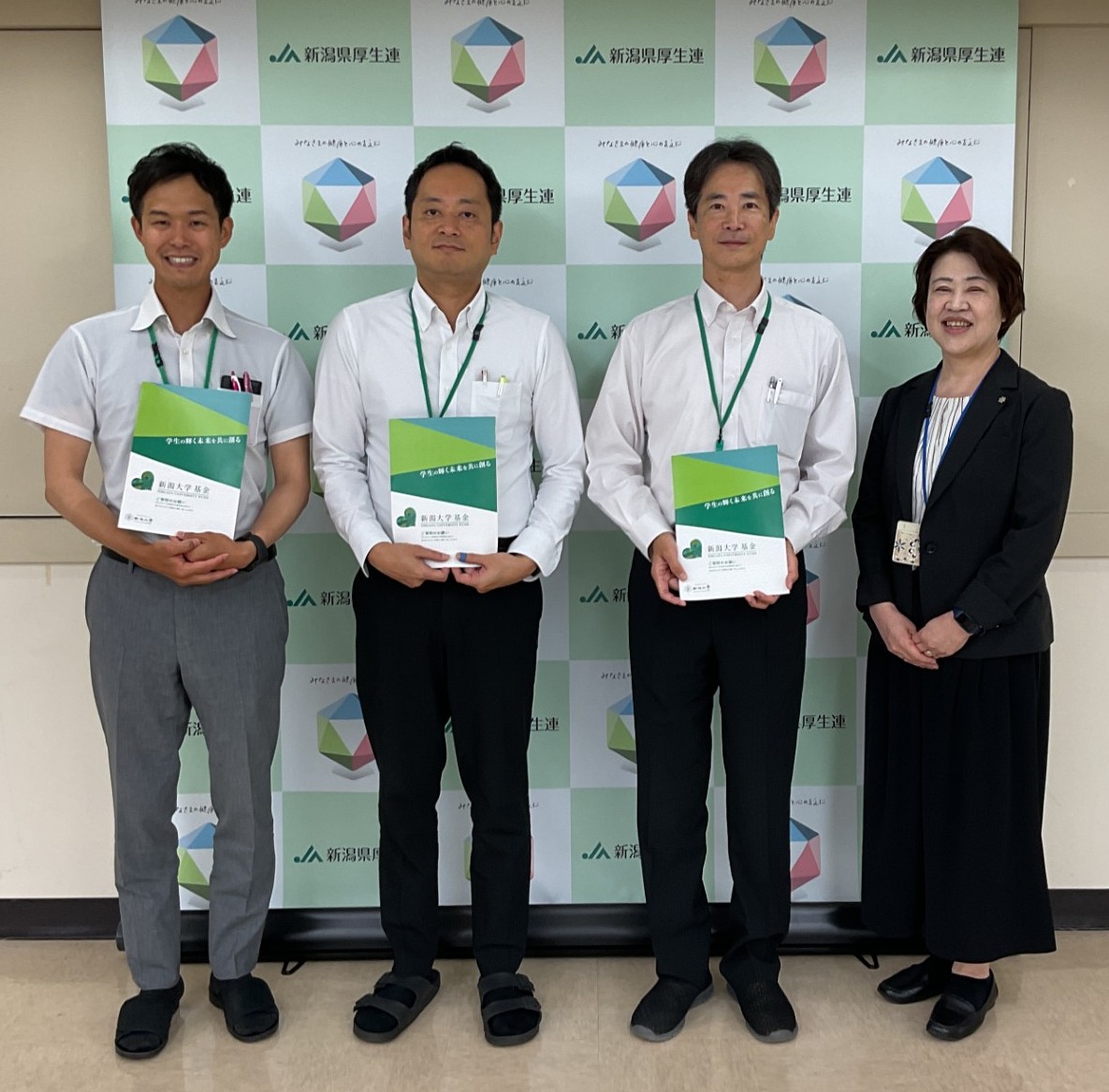 saporen_shindai's tweet photo. #新潟大学サポーター俱楽部 の #JA新潟厚生連 様を訪問しました。
昨年度の新潟大学基金の実績をご報告するとともに、ネーミングライツ事業についてご案内させていただきました。
日頃より新潟大学の学生を温かく支えていただき、誠にありがとうございます✨
今後ともどうぞよろしくお願いいたします🙇 https://t.co/CzPHF9YjdH