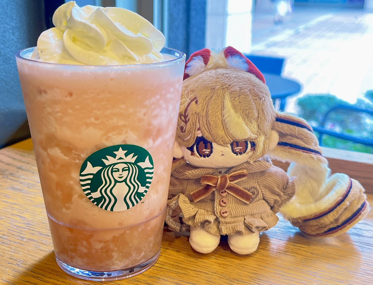 V9Aeq's tweet photo. ペフちゃん連れて楽しみにしてた桃フラぺ飲みに来た🍑
 #幸せねむりたいむ https://t.co/qWvdFwx3CZ