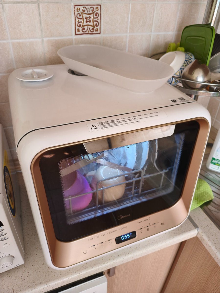 imbashamba's tweet photo. По следам хайпа мобильных сплит-систем: вот эта имба от Midea идеальна для съемной хаты. Заливаешь воду кувшинчиком, таблеточку кладешь, фыр-фыр-фыр часок и чистая посуда. Слив через шланг в раковину. 

1.5 года уже работает каждый день, иногда кажет ошибку подачи воды, но решается раствором лимонной кислоты + дунуть в отверстие насоса 🙌