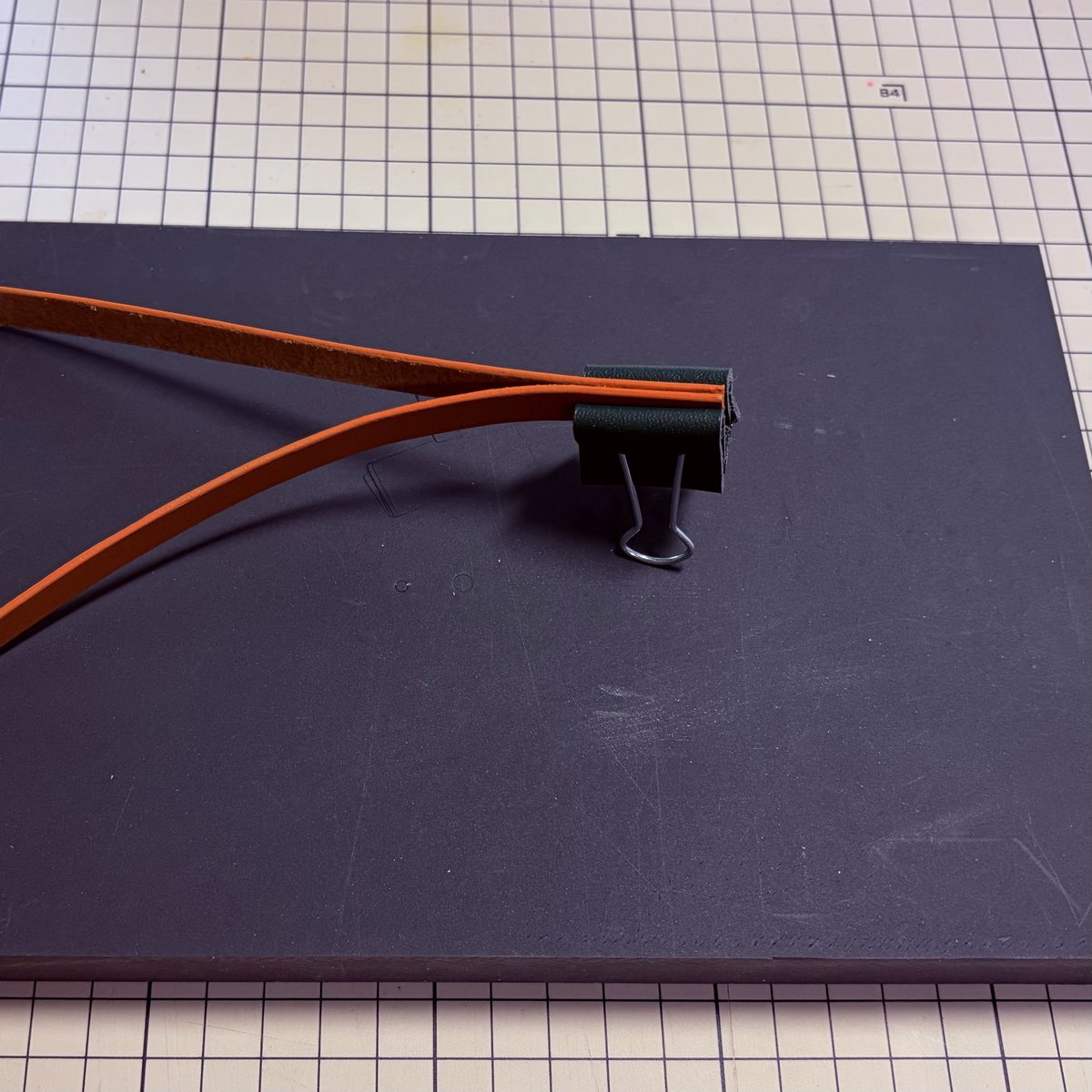 96_works's tweet photo. IDカードwithミンティアケース
ネックストラップ作成中です！

順番に貼り付けて、最後に縫えば完成です🧵🪡

#leathercraft #IDカードケース　#ミンティアケース #会話が生まれる革小物 https://t.co/K5IuTlYyY4