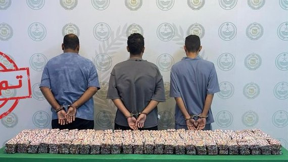 alekhbariyaNews's tweet photo. القبض على مخالف ومقيمين من الجنسية اليمنية في جازان لترويجهم 60,114 قرصا خاضعا لتنظيم التداول الطبي

(مكافحة المخدرات) https://t.co/PTJdOg1AhK