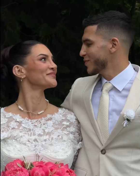 darkwebhaber's tweet photo. Drake'in oğlunun annesi 36 yaşındaki Sophie Brussaux, 26 yaşındaki Efe Çalışkan ile evlendi. https://t.co/Dxtu4lFQ3y