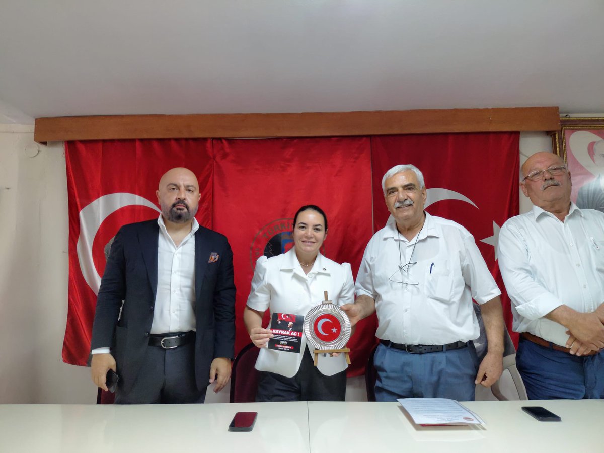 iyipartiadana_'s tweet photo. 📍 Türkiye Emekliler Derneği Adana Şubesi

Genel Başkan Yardımcımız ve Adana Milletvekilimiz Sayın Ayyüce Türkeş Taş (@ayyuceturkestas) ile İl Başkanımız Av. Batur Eroğlu(@batur_eroglu),Türkiye Emekliler Derneği Adana Şubesi’ni ziyaret ederek Dernek Başkanı Sayın Ali Vuranay ve dernek üyeleriyle bir araya geldi.

İl ve ilçe teşkilatlarımızın da katılımıyla gerçekleşen ziyarette, emeklilerimizin güncel sorunları ve beklentileri üzerine görüş alışverişinde bulunuldu. Partimizin emeklilerimizin yaşam şartlarının iyileştirilmesine yönelik çalışmaları ve çözüm önerileri de paylaşıldı.

Ziyaret kapsamında, 27 Haziran Cumartesi günü Ankara Tandoğan Meydanı’nda gerçekleştirilecek olan #BayrakAçıyorum 🇹🇷 buluşmasına davette bulunuldu.

Samimi karşılamaları dolayısıyla Dernek Başkanımız Sayın Ali Vuranay’a ve kıymetli dernek üyelerine teşekkür ediyoruz.

@iyiparti