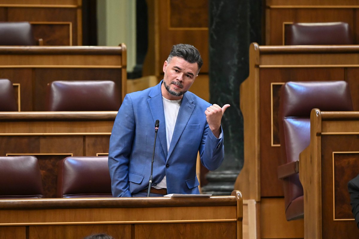 La_SER's tweet photo. 🔴 DIRECTO | El portavoz de ERC, Gabriel Rufián:

Sobre Aznar: “Es un señor de la guerra, tendrá 17 o 18 millones en joyas regalados por lo peorcito del mundo”

Sobre Felipe González: “Es el mayor traidor, responsable de un Gobierno que robó, secuestro y mató”.

Sobre Rajoy: “Es un jeta, robó espió y pagó su sede en negro”

https://t.co/feW2IjxQuM
