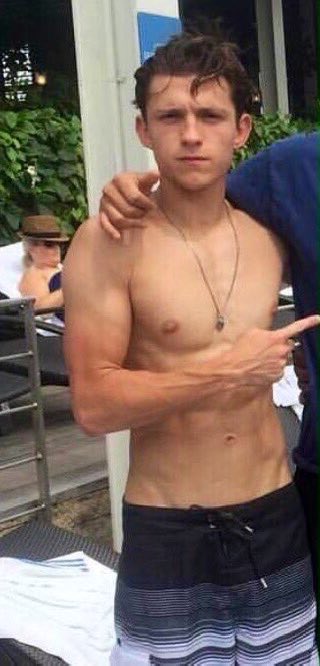 sparkysbooman's tweet photo. Tom holland 🤝🤝🤝 not wearing underwear https://t.co/xumPPUzdUK