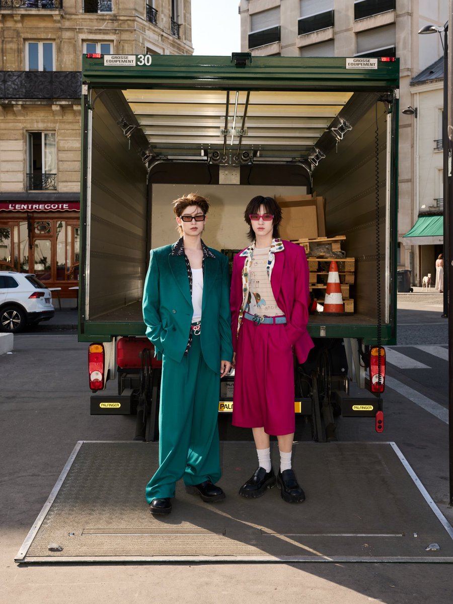 gemsttt's tweet photo. 📰สำนักข่าวชาวปู๊นรายงานพิเศษ 🇫🇷✨

TMK X 3PARADIS PFW27
#3paradisSS27xThomasKong
#3PARADIS
#PARISFASHIONWEEK

กลับมาอีกครั้งกับข่าวใหญ่ที่ทำเอาชาวปู๊นและแฟนคลับสายแฟชั่นต้องหันมามุงหน้าจอพร้อมกัน เมื่อ #tthomastc (@tthomastc )#kongjiro (@kongjiro_ ) ได้รับเชิญเข้าร่วมงาน 3.PARADIS Show Spring-Summer 2027 หนึ่งในโชว์สำคัญของ Paris Fashion Week Men’s SS27 ภายใต้แฮชแท็ก #3paradisSS27xThomasKong โดยทั้งคู่ปรากฏตัวในลุคที่โดดเด่น สะดุดตา และสะท้อนกลิ่นอายของ Summer ได้อย่างลงตัวจนกลายเป็นอีกหนึ่งโมเมนต์ที่ถูกพูดถึงอย่างมากในหมู่แฟนคลับและผู้ติดตามแฟชั่นทั่วโลก

สำหรับ โทมัส มาในลุคสูทโอเวอร์ไซซ์สีเขียวมรกตสุดโดดเด่น ตัดกับเสื้อด้านในสีขาวและดีเทลปกเสื้อสีดำที่เพิ่มความเท่แบบมีระดับ เสริมลุคด้วยแว่นกันแดดทรงโมเดิร์นและทรงผมเซ็ตยกให้มีมิติ ดูทั้งสุขุม คมเข้ม และเต็มไปด้วยเสน่ห์ของหนุ่มแฟชั่นนิสต้าที่เดินอยู่บนถนนปารีสได้อย่างสง่างาม ขณะที่ ก้อง ปรากฏตัวในลุคสีชมพูสดใสสะดุดตา โดดเด่นด้วยสูทสีฟูเชียแมตช์กับเสื้อพิมพ์ลายกราฟิกและแว่นสีชมพูเข้าชุด เพิ่มลูกเล่นความสนุกให้กับแฟชั่นเซ็ตนี้ได้อย่างสมบูรณ์แบบ ให้ความรู้สึกสดใส มีชีวิตชีวา และเข้ากับบรรยากาศของคอลเลกชัน Spring-Summer อย่างมาก โดยเมื่อทั้งสองคนยืนเคียงข้างกัน สีเขียวและสีชมพูกลับส่งเสริมกันได้อย่างลงตัว ทั้งความนิ่ง เท่ สุขุมของโทมัส และความสดใส มีเสน่ห์ และโดดเด่นของก้อง

นับเป็นอีกหนึ่งก้าวสำคัญที่น่าภาคภูมิใจของโทมัสก้อง ที่ได้มีโอกาสเข้าร่วมงานแฟชั่นระดับโลกและเป็นตัวแทนศิลปินไทยในเวทีนานาชาติ ขอขอบคุณทาง 3.PARADIS ที่ให้เกียรติเชิญทั้งสองคนเข้าร่วมงานในครั้งนี้ ซึ่งนอกจากจะสร้างความประทับใจให้กับผู้ร่วมงานแล้ว ยังทำให้แฟนคลับทั่วโลกได้เห็นอีกมุมหนึ่งของทั้งคู่ในฐานะแฟชั่นไอคอนที่สามารถถ่ายทอดเสน่ห์ของแบรนด์ออกมาได้อย่างน่าจดจำ และเชื่อว่าภาพลุคสุดโดดเด่นจากปารีสในครั้งนี้จะกลายเป็นอีกหนึ่งโมเมนต์ที่ชาวปู๊นเก็บไว้เป็นความทรงจำดีๆ ไปอีกนานอย่างแน่นอน ✨🇫🇷💚🩷