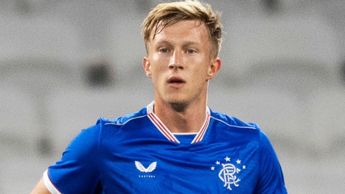NedSs22's tweet photo. When Ross McRorie played for Rangers earlier in his career, I seen him get out his car in the absolute pishing rain to sign an autograph for a wee gran and her granddaughter. 
All the other players were straight in their cars and getting to fuck. 
An absolute gentleman. https://t.co/jkJx9dXuym