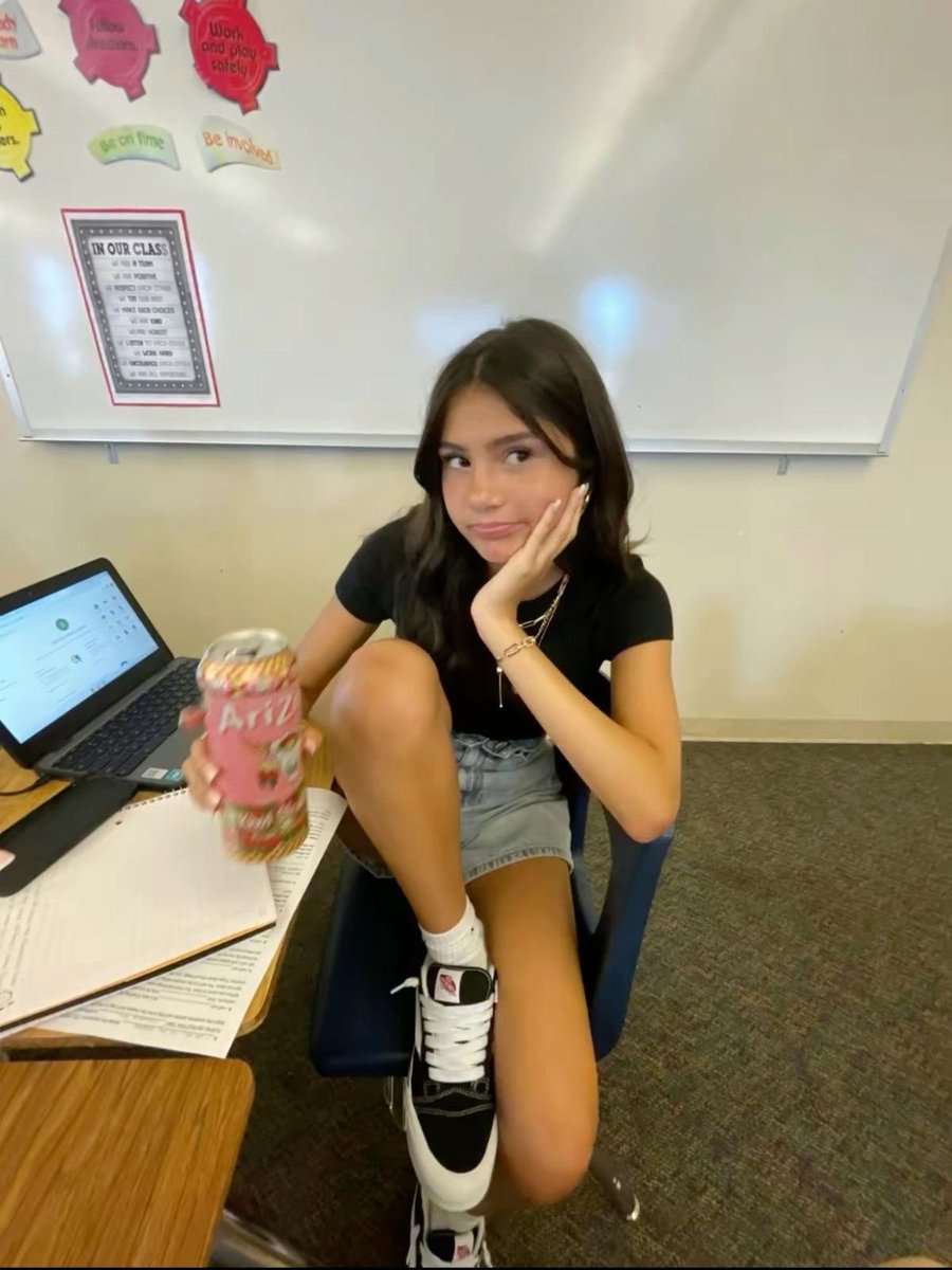Emily7kss's tweet photo. Always hrnyy at school 🥵 https://t.co/K2qCPJTADB