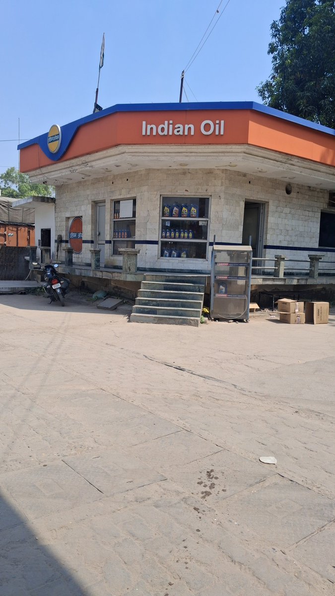 AkkiSami83's tweet photo. #amethi कमरौली रेलवे क्रॉसिंग इंडियन आयल पेट्रोल पंप पर हवा तक नहीं! जब निःशुल्क एयर सुविधा देना नियमों में है, तो वाहन चालकों को परेशान क्यों किया जा रहा है? जिम्मेदार अधिकारी कब जागेंगे?
 #जनहित #PetrolPump #ConsumerRights #RoadSafety @DmAmethi @UPGovt @PetroleumMin @Indionoil https://t.co/JYvYPlrObC