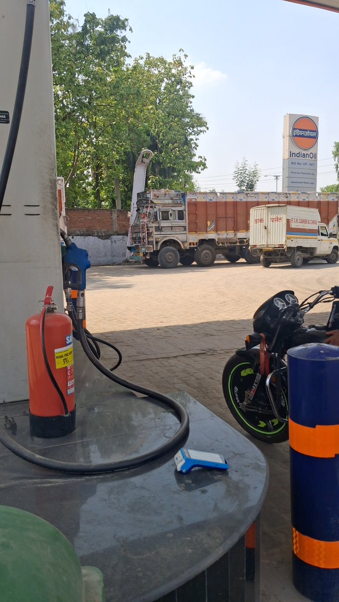AkkiSami83's tweet photo. #amethi कमरौली रेलवे क्रॉसिंग इंडियन आयल पेट्रोल पंप पर हवा तक नहीं! जब निःशुल्क एयर सुविधा देना नियमों में है, तो वाहन चालकों को परेशान क्यों किया जा रहा है? जिम्मेदार अधिकारी कब जागेंगे?
 #जनहित #PetrolPump #ConsumerRights #RoadSafety @DmAmethi @UPGovt @PetroleumMin @Indionoil https://t.co/JYvYPlrObC