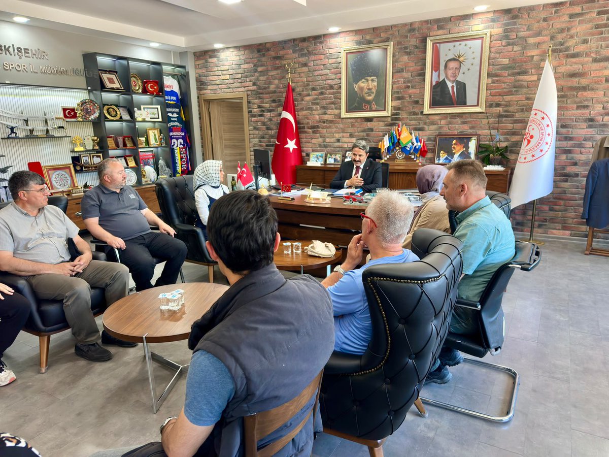 GSB_Eskisehir's tweet photo. Paydaşı olduğumuz ÇEDES Projesi kapsamında il ve ilçe temsilcisi öğrencilerimiz ile Milli Eğitim ve Diyanet temsilcilerimiz, İl Müdürümüz Hasan Kalın’ı ziyaret etti. Görüşmede proje çalışmaları ve yeni dönem faaliyetleri değerlendirildi. 🤝📚✨

@oa_bak @gencliksporbak https://t.co/8SDJf1JROg
