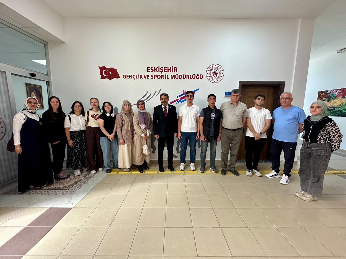 GSB_Eskisehir's tweet photo. Paydaşı olduğumuz ÇEDES Projesi kapsamında il ve ilçe temsilcisi öğrencilerimiz ile Milli Eğitim ve Diyanet temsilcilerimiz, İl Müdürümüz Hasan Kalın’ı ziyaret etti. Görüşmede proje çalışmaları ve yeni dönem faaliyetleri değerlendirildi. 🤝📚✨

@oa_bak @gencliksporbak https://t.co/8SDJf1JROg