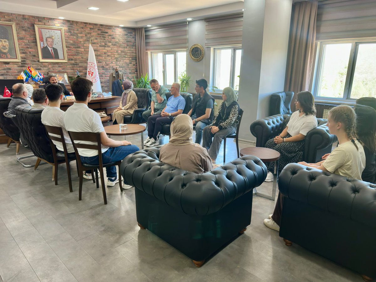 GSB_Eskisehir's tweet photo. Paydaşı olduğumuz ÇEDES Projesi kapsamında il ve ilçe temsilcisi öğrencilerimiz ile Milli Eğitim ve Diyanet temsilcilerimiz, İl Müdürümüz Hasan Kalın’ı ziyaret etti. Görüşmede proje çalışmaları ve yeni dönem faaliyetleri değerlendirildi. 🤝📚✨

@oa_bak @gencliksporbak https://t.co/8SDJf1JROg