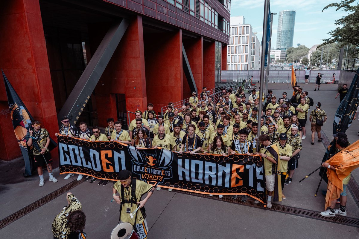 PhotoMdame's tweet photo. Comme tu peux le voir sur ces deux photos, c'était le dimanche ; nous nous sommes fait éliminer le vendredi au Major de Cologne, on était quand même présents pour chanter autour d'une arène ! Je te laisserai regarder par toi-même sur les réseaux. Pas mal de médias ou d'autres personnes ont partagé.
