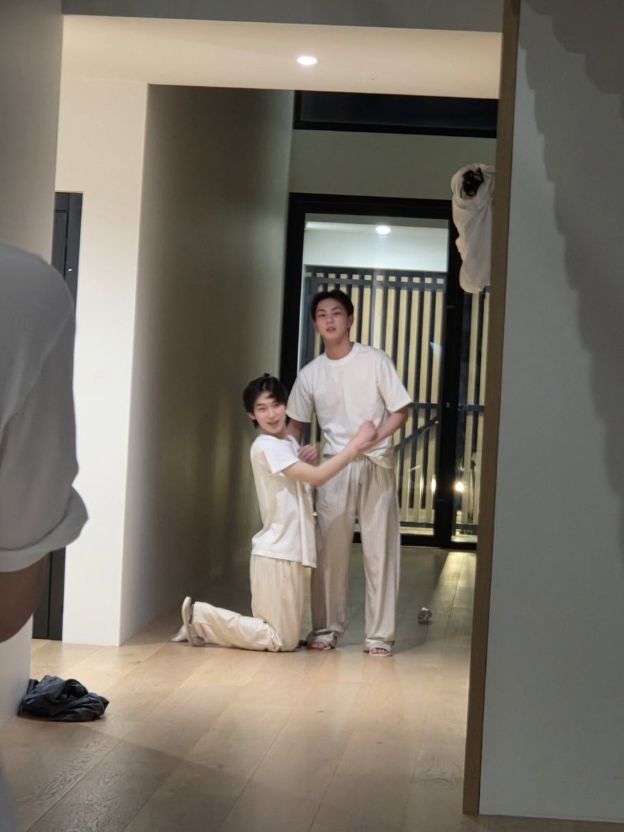 snxwonvrse's tweet photo. nah this picture looks like he bout to give jw head https://t.co/jzNcDnYZzE