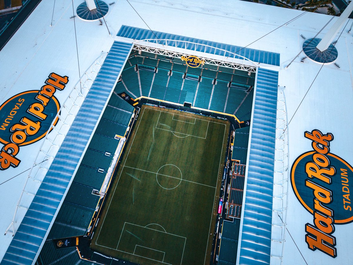 TASNewsBrasil's tweet photo. Hoje o Brasil joga no Hard Rock Stadium (ou Miami Gardens Stadium pra copa)!

Impossível não lembrar que a Taylor lotou 3 noites seguidas lá em outubro de 2024 e chocou todo mundo estreando o body dourado de Reputation depois de 131 shows. https://t.co/ruDGxdt2i0