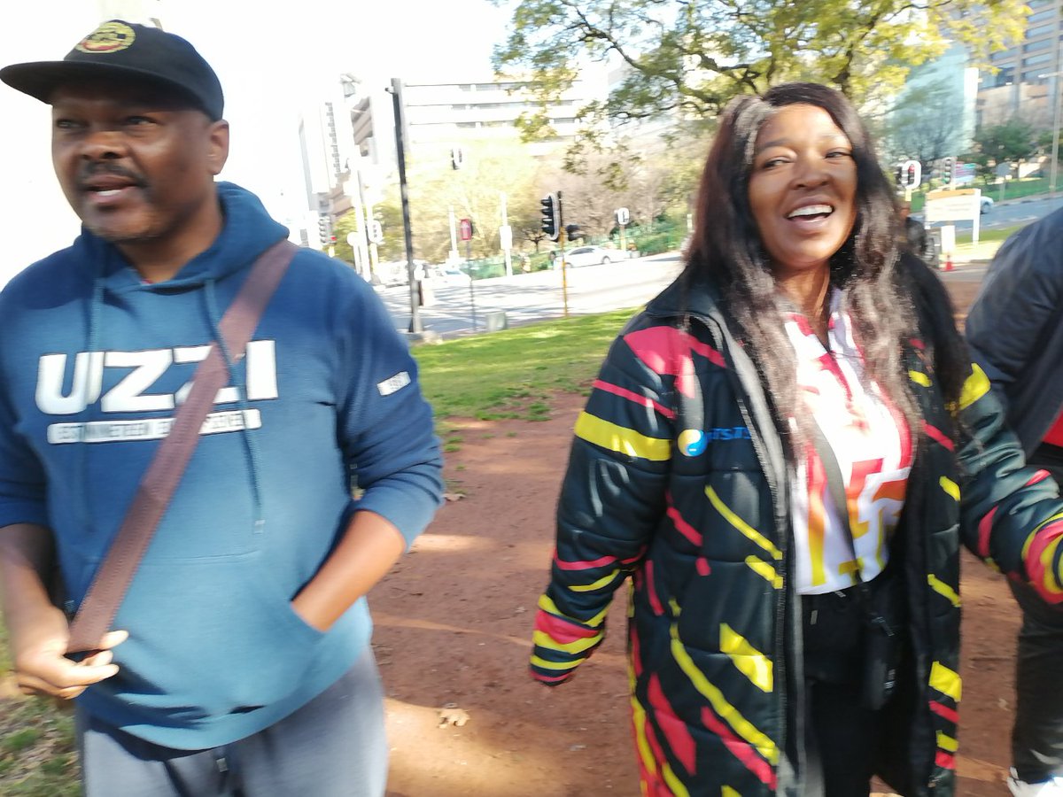 _cosatu's tweet photo. Municipal workers organised under #SAMWU at the City of Johannesburg are picketing today at Braamfontein demanding increment after the politically facilitated agreement signed with the Council
#ClassWar
#ClassStruggle
#CostOfLiving @newz https://t.co/bKEMnoghPe