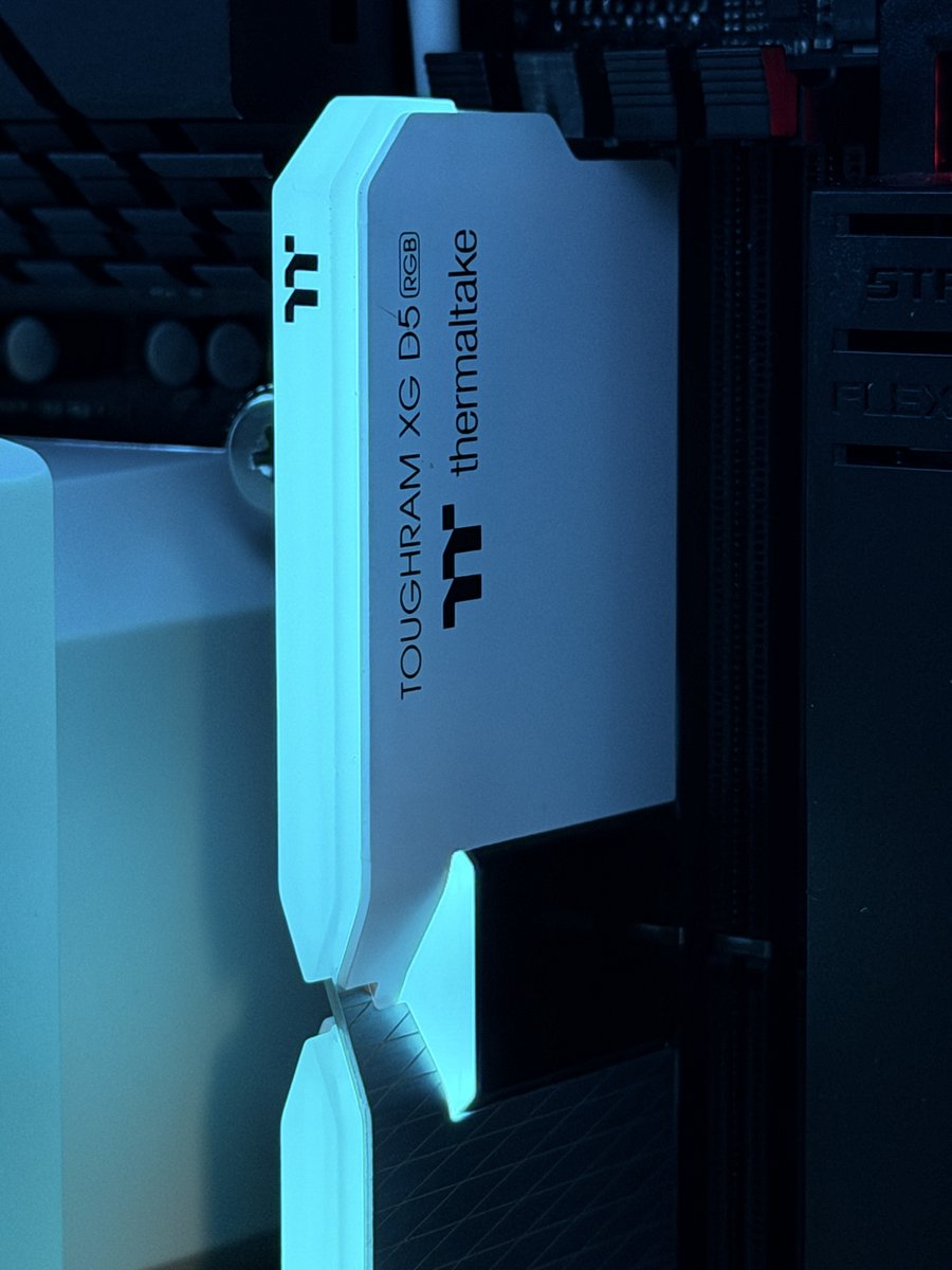 ThermaltakeInc's tweet photo. π Let's take a closer look at the details.
The TOUGHRAM XG RGB D5 combines a clean, modern design with vibrant RGB lighting, adding a refined glow to any setup while delivering high speed DDR5 performance.
#Thermaltake #TOUGHRAMXGRGBD5 #MemoryDDR5 #ThermaltakeGaming #PCGaming https://t.co/q1zQ5w59RD