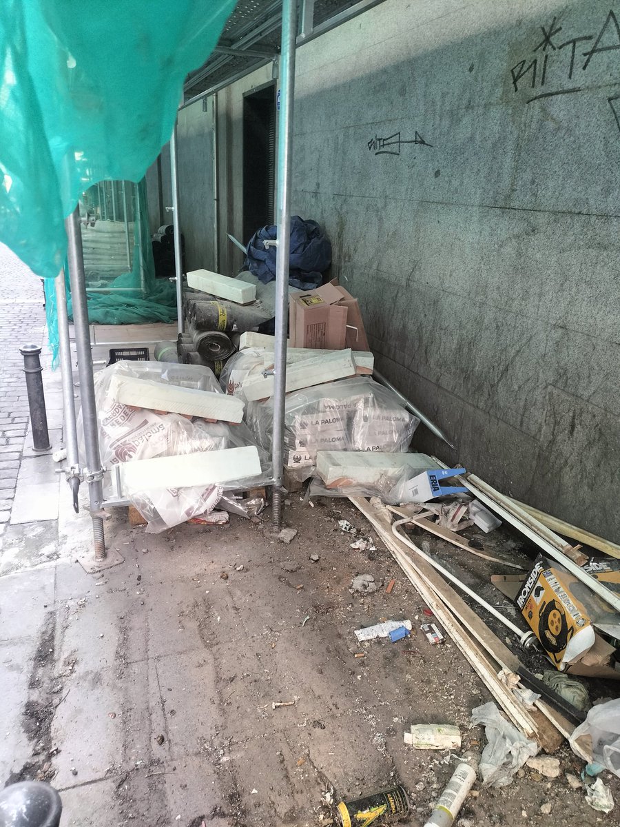 Nacho_Murgui's tweet photo. Obras en la calle Amparo con Tribulete. Dicen que tienen permiso para apilar el material en la acera. Desde hace semanas es un vertedero. @JMDCentro https://t.co/tmdTR1AV3t