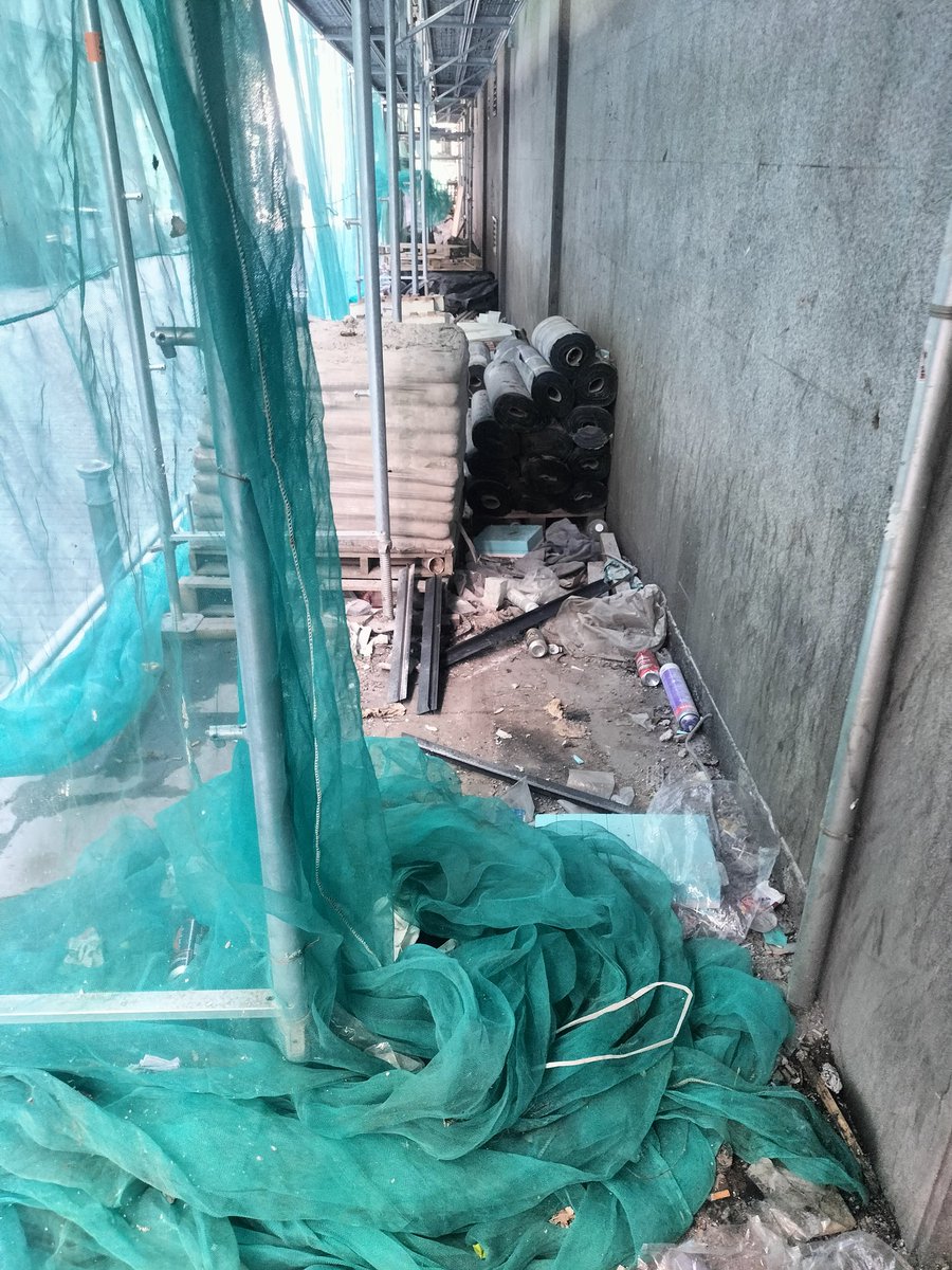 Nacho_Murgui's tweet photo. Obras en la calle Amparo con Tribulete. Dicen que tienen permiso para apilar el material en la acera. Desde hace semanas es un vertedero. @JMDCentro https://t.co/tmdTR1AV3t