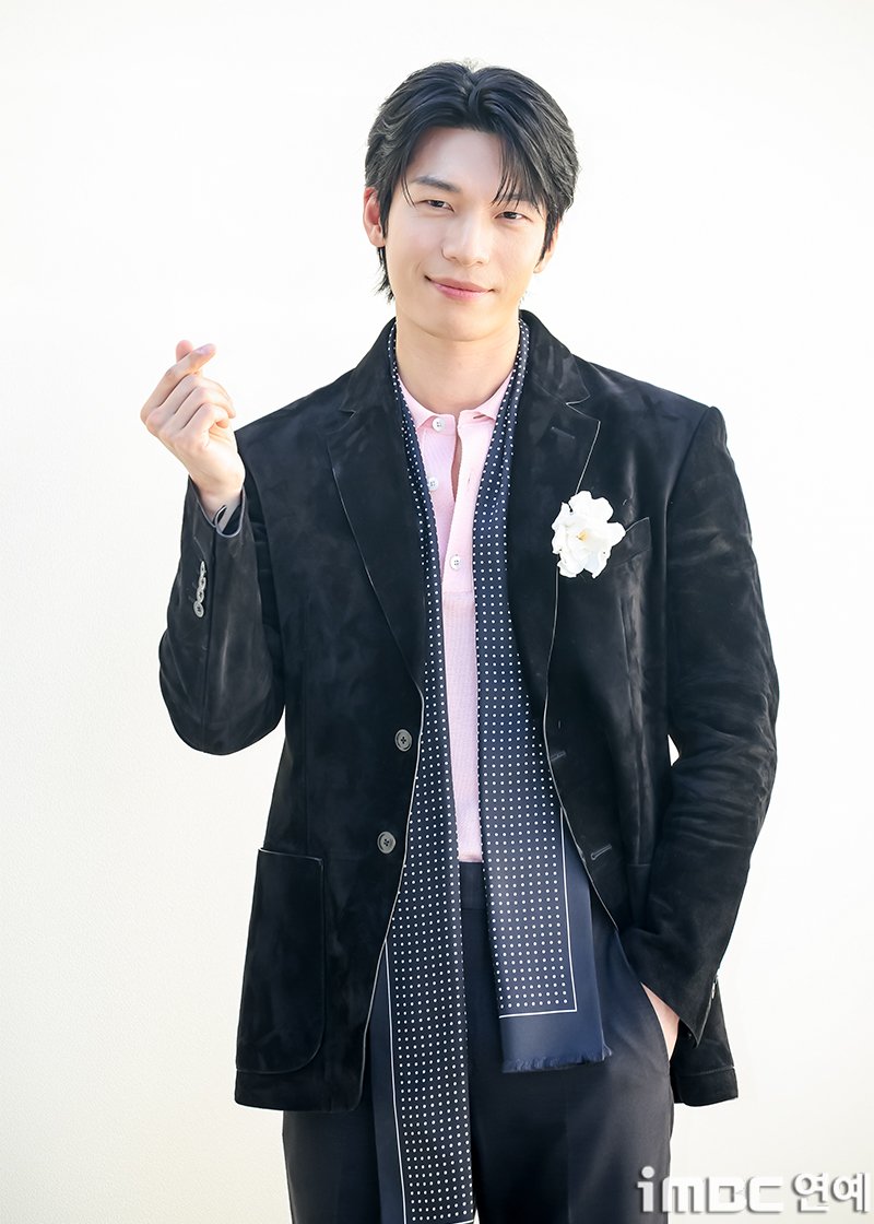 imbcenews's tweet photo. [포토] 위하준, 핑크빛 미소
#위하준 #팝업스토어 #오픈행사 #iMBC연예

배우 위하준이 24일 오후 서울 장충동에 위치한 한 팝업스토어에서 열린 뷰티 브랜드 론칭 이벤트 오픈 행사에 참석해 포즈를 취하고 있다.

🔗https://t.co/2wqFagABCa https://t.co/TZrE9cWvPv