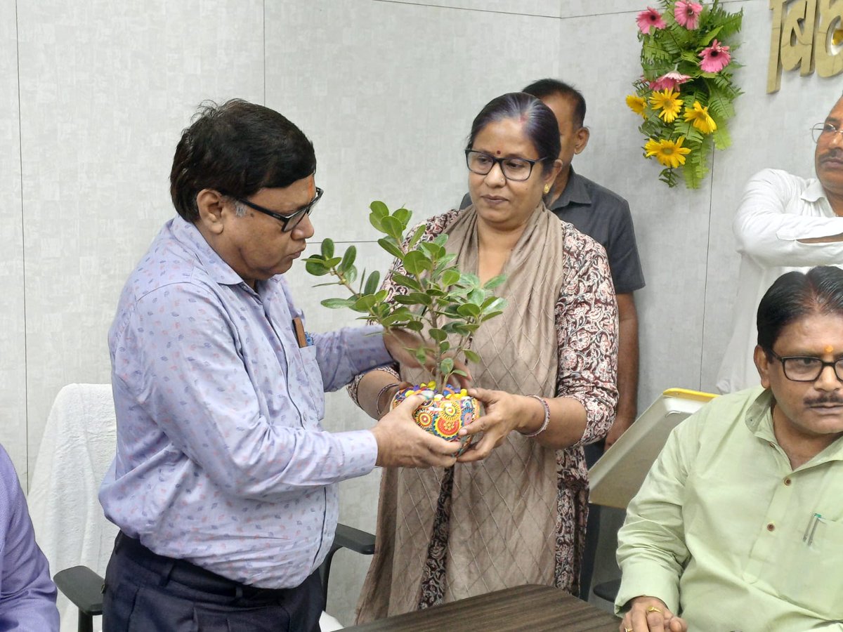 LRMWWDBihar's tweet photo. बिहार राज्य बाल श्रमिक आयोग श्रीमती राखी कुमारी केशरी, श्रम अधीक्षक (बाल श्रम) श्रीमती स्नेहा सृजन सहित आयोग के अन्य अधिकारी एवं कर्मी उपस्थित रहे। (3/3)
#BiharStateChildLabourCommission #BalShramikAayog #ChildLabourFreeBihar #LabourResourcesDepartment #MigrantWorkersWelfare https://t.co/b8vhaKLgYD