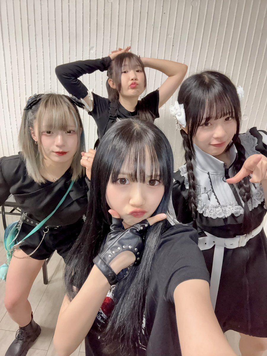 Ikomiki_2022's tweet photo. 【公式LINEのお知らせ】

以前開設していた已己巳己公式LINEが、
この度、パワーアップ＆復活します✨

🌟限定コンテンツ
・メンバーの日常💭
・オフショット📸
・練習風景🎤
・ライブ先行情報🔥
などなど‼️

まずは少しだけ…
メンバーの裏側を公開👀✨

▼登録はこちら!!
https://t.co/OlElUTi6eO https://t.co/pTaAN0HaQY