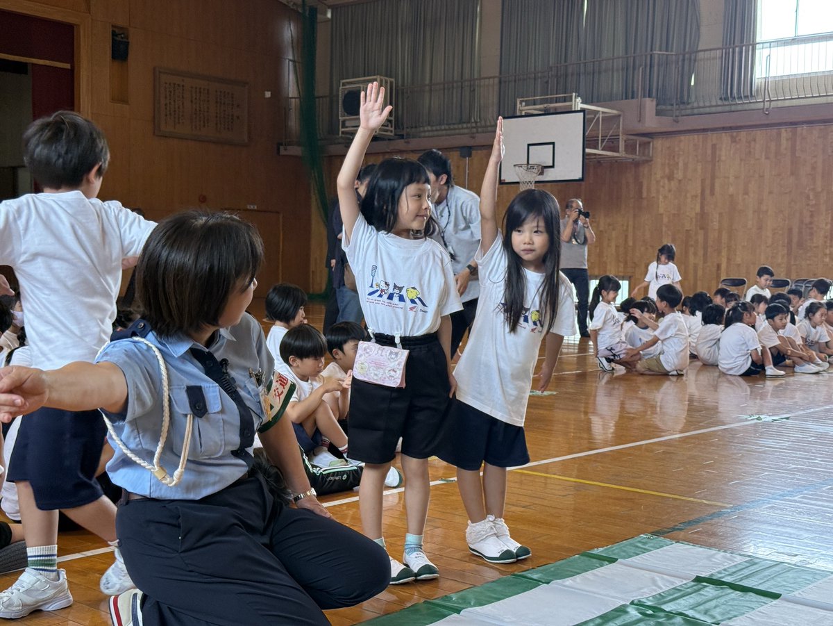 suzuka_event's tweet photo. 二輪やモータースポーツの魅力、交通安全の大切さを伝える取り組み、Honda×サンリオ「SMILE RIDER PROJECT」始動🏍️✨

本日、鈴鹿市立神戸小学校で「交通安全Tシャツ贈呈式」が行われました🎁

7/3(金)~5(日)開催の #鈴鹿8耐 でも、本プロジェクトの一環で「SANRIO CHARACTERS × Honda Kumamoto Racing」が参戦！
Ⓒ 2026 SANRIO CO., LTD.APPROVAL NO. CB260624