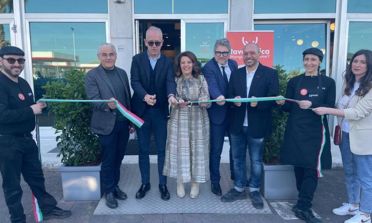 TecnobarT's tweet photo. Un’altra realizzazione firmata dalla #Tecnobar
Tavolamica Noi Camst a #CivitanovaMarche nella zona industriale (Via G.B. Pirelli, 2)
e’ un nuovo ristorante pizzeria e caffetteria self-service.
Scopri questa ed altre realizzazioni su https://t.co/p99qS283yI https://t.co/MSKQF4bbj6