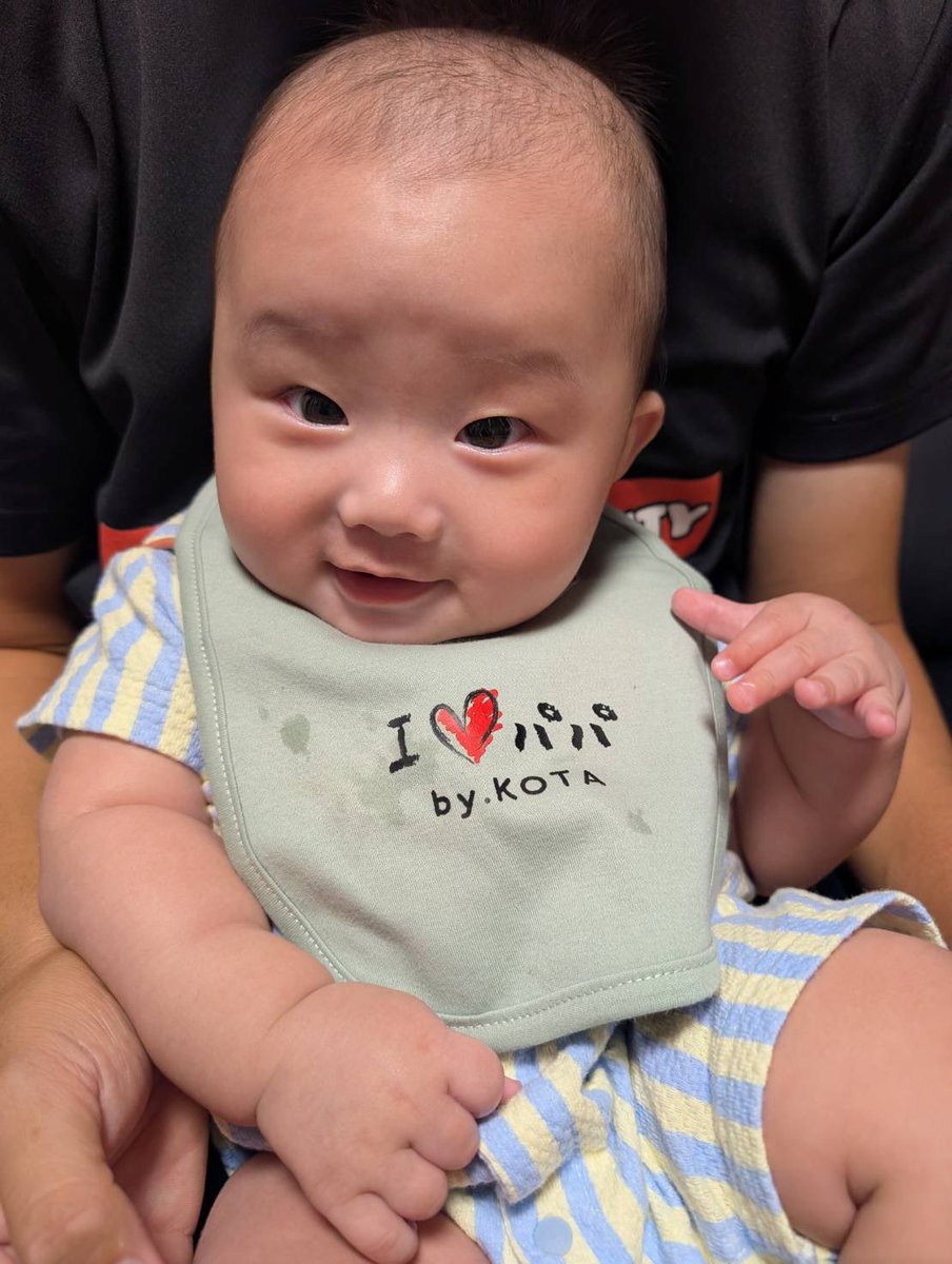 2451kenty's tweet photo. 先日父の日に子供達からプレゼントもらいました🎁
下の子はI❤️パパのよだれかけでお出迎え（笑）
上の子はマグカップのプレゼント！
「これでお酒飲むと美味しいよ🍺」と注いでくれました♪
息子達ありがとう〜
パパも仕事頑張るぞ💪 https://t.co/v4unQjq9hA