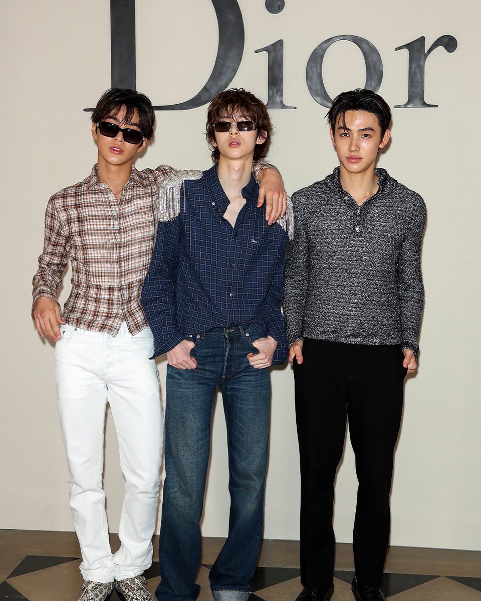 ELLEThailand's tweet photo. ดูดีคูณสาม! เปิดลุคของแขกคนสำคัญอย่าง 3 หนุ่มจากวง CORTIS อย่าง Seonghyeon, Juhoon และ Keonho กับการไปร่วมชมโชว์ที่ปารีสแฟชั่นวีคเป็นครั้งแรกกับ Dior คอลเล็กชั่นผู้ชาย Summer 2027 รังสรรค์โดย Jonathan Anderson 

#ELLEThailand
#CORTISXPARISFASHIONWEEK
#JUHOON_SEONGHYEON_KEONHO https://t.co/SzagDSDoT4