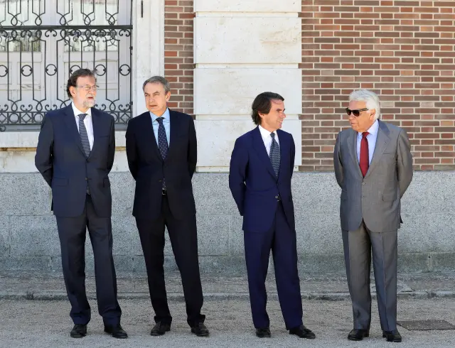_constitucion78's tweet photo. Entre Rajoy, Zapatero, Aznar y Felipe González, ¿Quién fue mejor Presidente del Gobierno? https://t.co/FO4FJ5IR7l