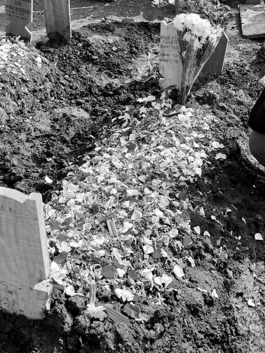 azkrrt's tweet photo. Funny how almost two years later, I’m owed another grave to visit instead https://t.co/7pH2y04EJQ
