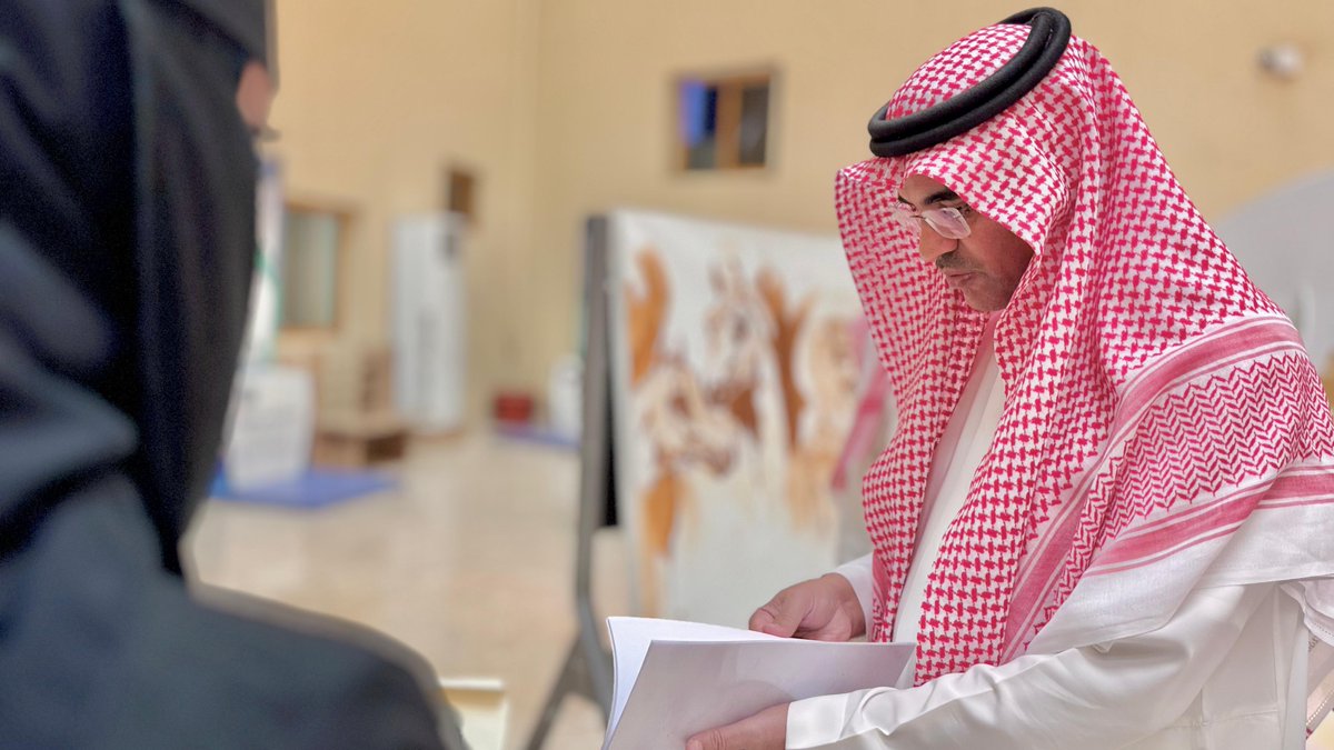 MOE_TIF's tweet photo. افتتح مدير عام #تعليم_الطائف معرض الخط العربي والفنون التشكيلية الذي نظمته مدارس الشافي الأهلية،واطّلع على أعمال ومنجزات الطالبات في مجالات الخط العربي والزخرفة الإسلامية والخط الكوفي، إلى جانب مجسمات فنية ولوحات تصويرية متنوعة عكست مهاراتهن الإبداعية وقدراتهن الفنية مشيدًا بما شاهده من أعمال تعكس مواهب الطالبات وإبداعهن.