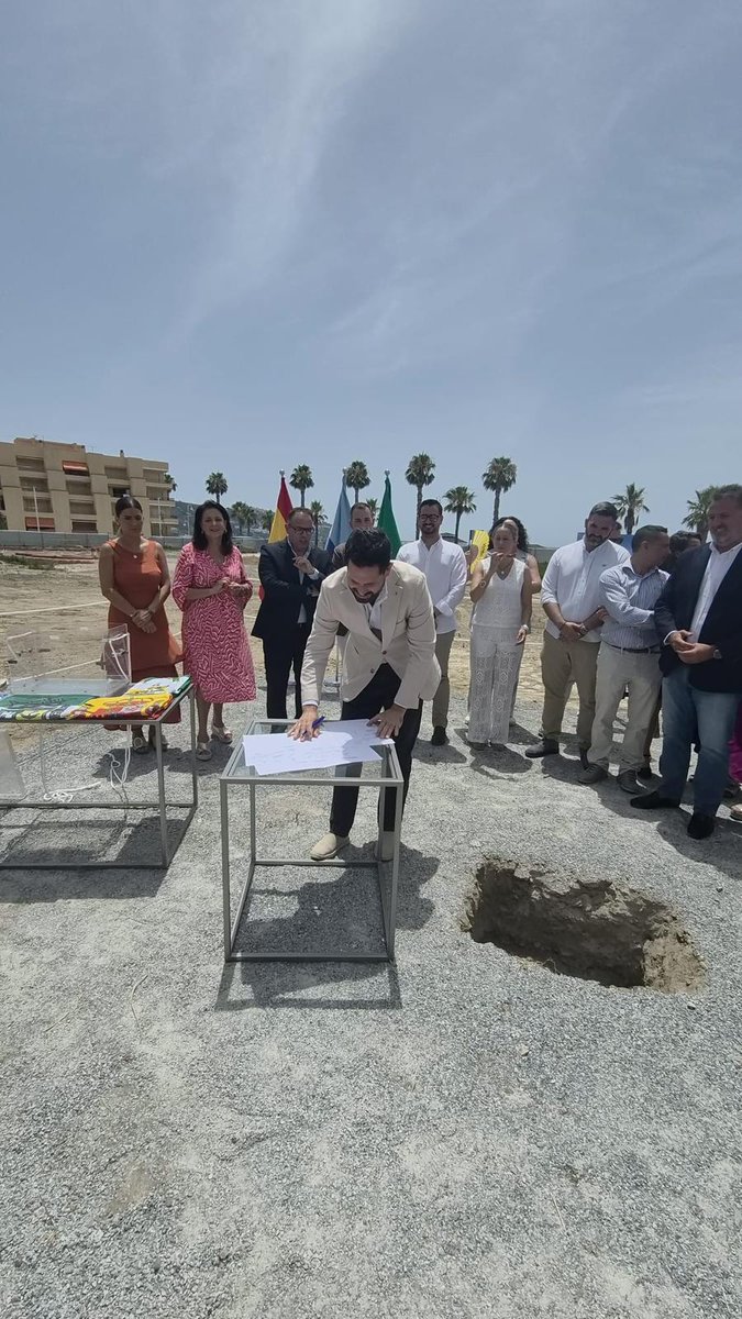 JuntaGranada's tweet photo. El delegado de @TurismoAND y @CulturaAND @davidrguezlopez asiste a la colocación de la primera piedra del primer hotel de cinco estrellas de la Costa granadina que impulsa el Grupo Fuerte Hoteles en La Herradura https://t.co/RryincdUYr