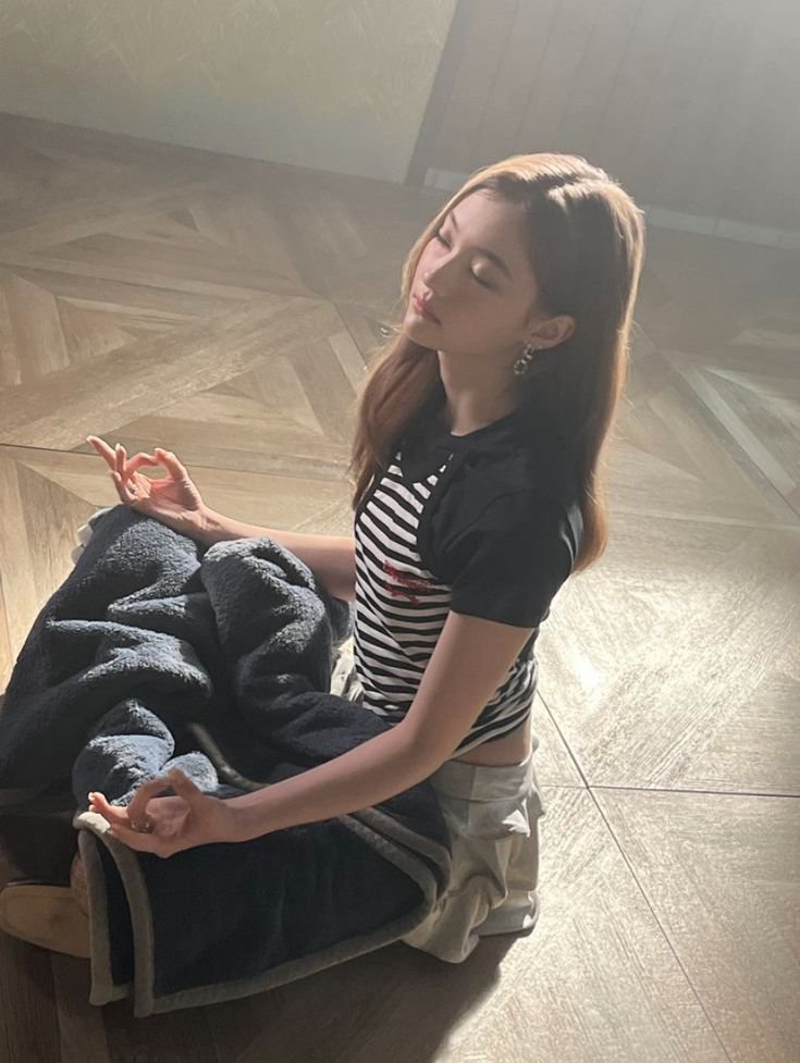 daicembre's tweet photo. Eslin-nya lagi mode gini dulu sebentaran yah, kawan. 🙏🏻🧘🏻‍♀️ https://t.co/cJoAY0uJFp