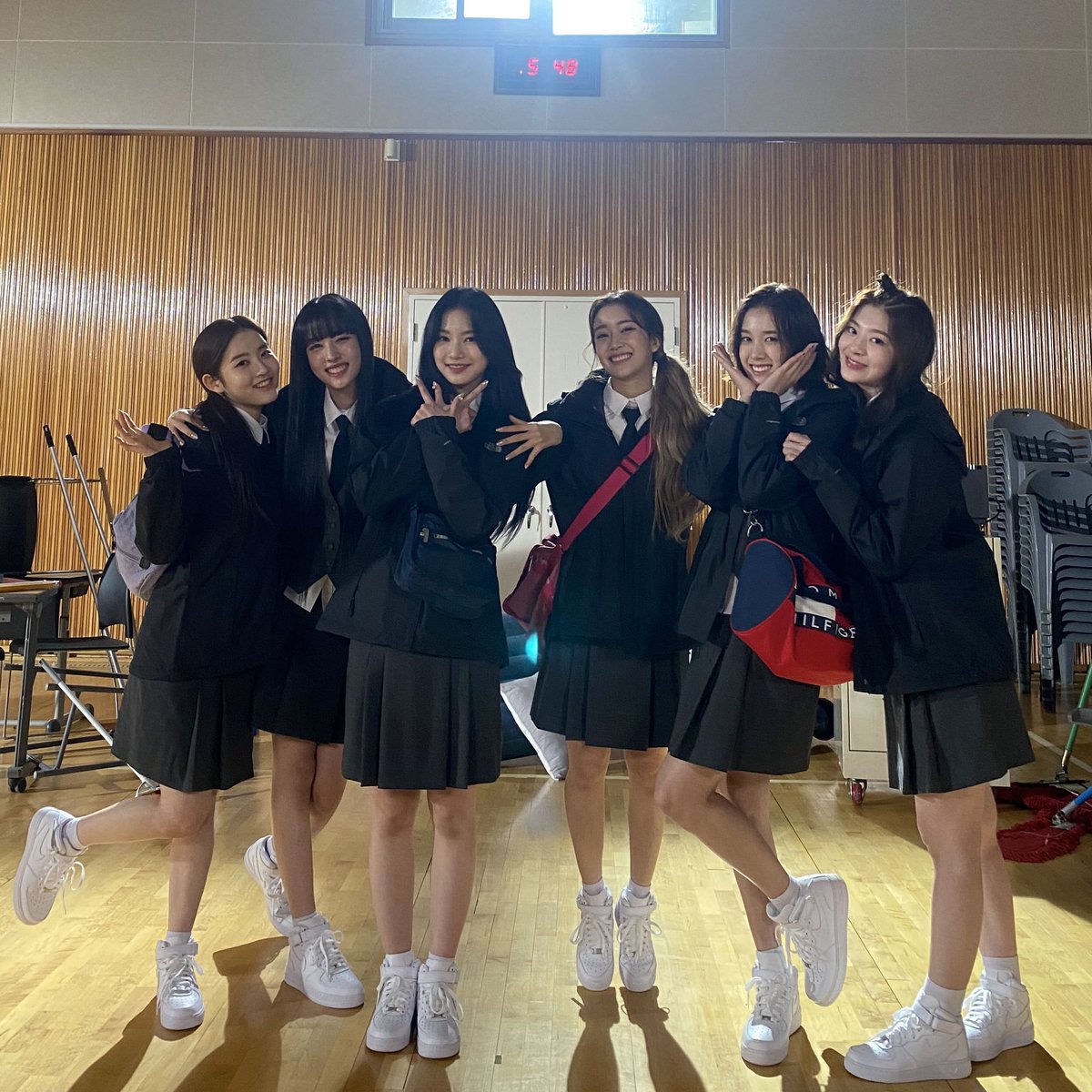 pasnuve's tweet photo. 데뷔 초 단체 사진에는 무언가 감동이 있어 https://t.co/5xQCxnB7aX