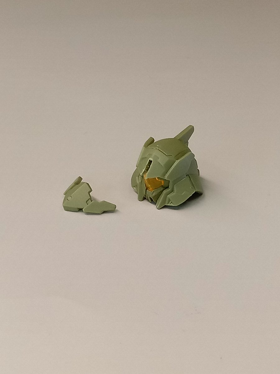 kenii_ken11's tweet photo. やっとノヴァルヴに着手できました。
ひさしの穴を拡張させて（1mmピンバイス使いました）、バイザーを角度調整できるようにしました。これはイケメン。
（あと口を緑色に塗ってます）
#30MM
#30MMカスタムアイデア https://t.co/WjLYSZ7U37
