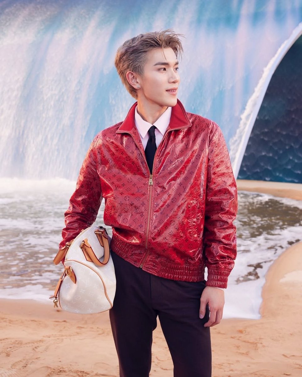 fottNadi's tweet photo. secret_styled.IG

@tawattannn @LouisVuitton
FOURTH SHINES AT LVSS27 SHOW
#LVMenSS27xFourth 
#LVMenSS27 #LouisVuitton
#Fourthnattawat #โฟร์ทณัฐวรรธน์

Louis Vuitton ရဲ့ Friend of the House အသစ်ဖြစ်တဲ့ "Fourth-Natthawat" ရဲ့ ရှေ့ဆုံးတန်းဝတ်စုံကို ကြည့်လိုက်ပါဦး။ Louis Vuitton ရဲ့ ထင်ရှားတဲ့ အနီရောင်ဝတ်စုံနဲ့ပါ။ ဝတ်စုံမှာ တောက်ပြောင်တဲ့ အနီရောင် Monogram သားရေဂျာကင်အင်္ကျီ၊ ပန်းရောင်ရှပ်အင်္ကျီ၊ အနက်ရောင်နက်ကတိုင်နဲ့ မှောင်မည်းတဲ့ ဘောင်းဘီရှည်ကို အဖြူရောင်သားရေအိတ်နဲ့ တွဲဖက်ဝတ်ဆင်ထားပါတယ်။ သူဟာ ပြင်သစ်နိုင်ငံ၊ ပါရီမြို့မှာ ကျင်းပမယ့် Pharrell Williams ရဲ့ Louis Vuitton အမျိုးသားဖက်ရှင်ရှိုးကို တက်ရောက်ဖို့နဲ့ အရေးကြီးတဲ့ ဧည့်သည်တော်တွေနဲ့ တွေ့ဆုံဖို့ ဒီဝတ်စုံကို ဝတ်ဆင်ခဲ့တာပါ။