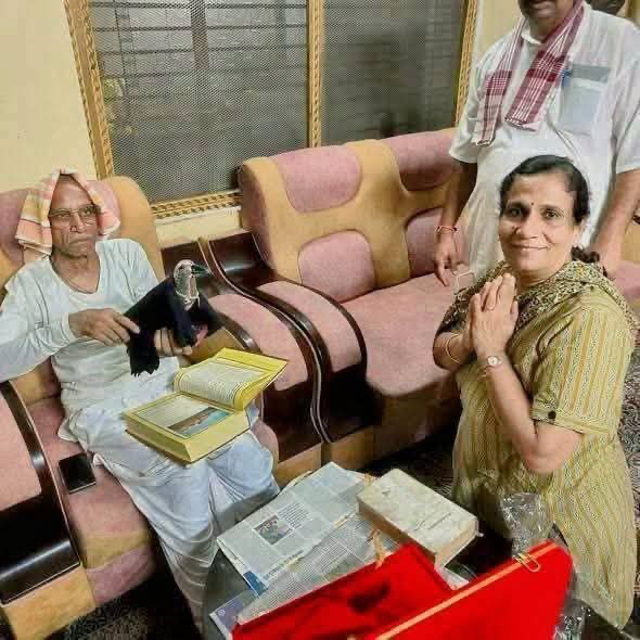 AamAadmiParty's tweet photo. अयोध्या प्रभु श्री राम मंदिर के ट्रस्टी चंपत राय ने अनीता भारद्वाज जी से भगवान काकभुशुंडि की चांदी की प्रतिमा यह कहकर जमा करवा ली कि अंदर कैमरा ले जाना मना है। फोटो और रसीद बाद में व्हाट्सऐप कर दी जाएगी।

अनीता भारद्वाज जी आज तक पत्र लिख रही हैं, लेकिन उन्हें कोई जवाब नहीं मिला।

ED Party जवाब दे-  मंदिर परिसर से भगवान काकभुशुंडि की चांदी की प्रतिमा आखिर कहाँ गई?