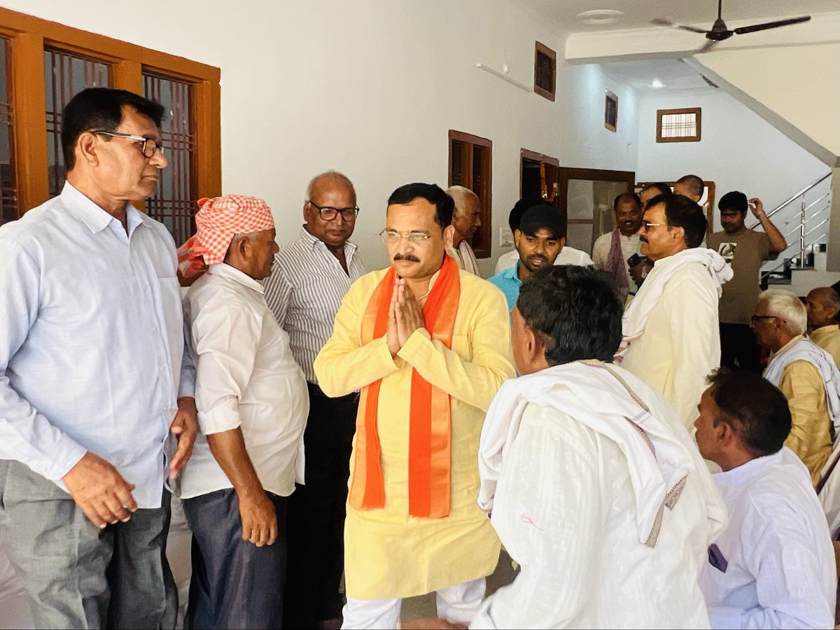 mlasurendra's tweet photo. आज बघड़ा महुआरी के ग्राम प्रधान एवं हम सभी के अतिप्रिय श्री विकास राय जी व नगर पालिका परिषद देवरिया के श्री विजय कुमार श्रीवास्तव जी तथा हमारे आत्मीय शुभचिंतक श्री डॉ० राधेश्याम राय जी के यहाँ आयोजित गृह प्रवेश कार्यक्रम में सम्मिलित होकर अपनी हार्दिक शुभकामनाएँ दी। https://t.co/K6OOhhk8OG